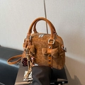 Borsa a tracolla vintage leopardata marrone caramello con fiocchi e ciondolo a forma di orso - Marrone con ciondolo