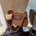 Retro zweifarbige Schultertasche in Hellbraun mit dunkelbrauner Klappe und Webriemen - Braun