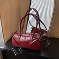 Elegante bolso Boston rojo intenso en cuero sintético brillante con asas largas - Rojo