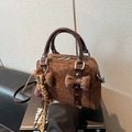Borsa Boston marrone scuro scamosciata con fiocco e ciondoli a stella cuore - Caffè con Ciondolo