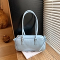 Elegante bolso baguette de cuero brillante azul claro con lazo lateral y hebilla de plata - Azul