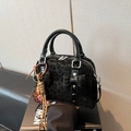 Borsa Boston nera leopardata con fiocchi e texture felpata per uno stile vintage - Nero con ciondolo