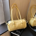 Bolso de hombro amarillo pálido brillante con lazos laterales y asas largas en vista de espejo - Amarillo