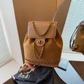 Brauner Wildleder Rucksack mit glatter Lederklappe und dekorativen Metallketten - Braun