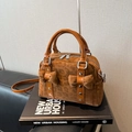 Borsa Boston marrone con fiocchi e borchie argentate dotata di tracolla regolabile - Marrone Senza Ciondolo