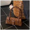 Details der braunen Lackledertasche im Vintage-Stil mit Nieten und Schnallen - Braun