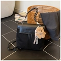 Sac à bandoulière noir patchwork avec sangle tressée et breloque ours peluche - Noir avec pendentif