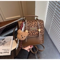 Brauner Rucksack mit Leopardenmuster, Tragegriff, Metallemblem und Bären-Anhänger - Braun mit Anhänger