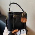 Borsa a secchiello vintage in pelle nera con manico, tracolla e ciondolo orso marrone - Con Ciondolo / Nero (Con Ciondolo Orsetto)