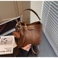 Borsa a secchiello vintage marrone da donna con ciondolo a orsetto e tracolla regolabile - Con Ciondolo / Marrone (Con Ciondolo Orsetto)