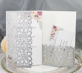 Dettaglio macro dell'invito di nozze glitterato argento tagliato al laser con carte - Argento