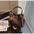 Borsa a secchiello retrò marrone scuro con ciondolo a orsetto e dettaglio a catena - Con Ciondolo / Caffè (Con Ciondolo a Orsetto)