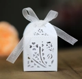 Detaillierte lasergeschnittene Blumenmuster auf weißer Geschenkbox mit Organzaband - Weiß