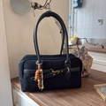 Borsa Boston in pelle scamosciata nera con fibbia dorata e ciondolo in perline - Nero con ciondolo