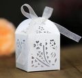 Elegante scatola per bomboniere bianca tagliata al laser con motivi floreali e nastro di raso - Bianco