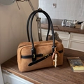 Borsa Boston in pelle scamosciata caramello con manici neri e dettagli dorati - Marrone con ciondolo