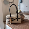 Borsa Boston scamosciata beige con cinturini in pelle nera e dettagli oro retrò - Cachi Con Pendente