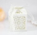 Weiße lasergeschnittene Geschenkbox mit eleganter Seidenschleife für Hochzeiten - Elfenbein