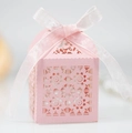 Detail einer rosa lasergeschnittenen Geschenkbox mit eleganter weißer Schleife - Rosa