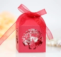 Scatola regalo di Natale rossa tagliata al laser con motivi di fiocchi e fiocco rosso - Rosso Perlato