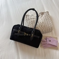 Borsa sottobraccio nera opaca con cinturino in pelle e dettagli in ottone vintage - Nero senza Ciondolo