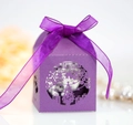 Dettaglio della scatola regalo di Natale viola intagliata al laser con nastro - Viola scuro