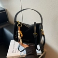 Sac bandoulière noir mat avec pendentif en perles de bois et détails dorés raffinés - Noir