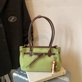 Bolso tote retro verde aguacate de ante con asas de cuero marrón y adorno de madera - Verde