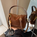 Sac bandoulière rétro marron avec gland en perles de bois colorées et sangles en cuir lisse - Marron