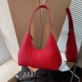 Sac hobo rouge vif à texture tressée avec un design minimaliste en demi-lune - Rouge