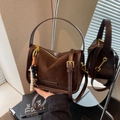 Sac bandoulière rétro marron foncé en daim et cuir avec breloque en perles de bois - café