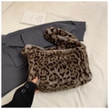 Detalle de la textura de piel sintética con estampado de leopardo en un bolso grande - Estampado de Leopardo Gris