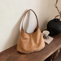 Sac fourre-tout hobo vintage en daim marron avec larges bandoulières en cuir - Marron