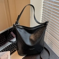 Bolso cubo retro negro en cuero arrugado con letras plateadas y correa ajustable - Negro