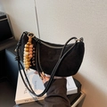 Borsa a mezzaluna in camoscio nero con tracolla in pelle annodata e perline di legno - Nero
