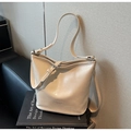 Bolso saco color crema de cuero con correa ajustable y detalles metálicos plateados - Blanco Roto