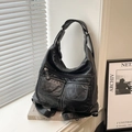 Sac hobo noir vintage avec texture froissée et plusieurs poches de rangement utiles - Noir