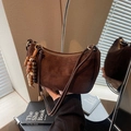 Borsa a mezzaluna in camoscio opaco marrone scuro con ciondolo di perline colorate bohémien - Marrone