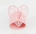 Détail de l'anneau de serviette en papier rose nacré découpé au laser avec motif de cœur - Rose