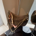 Borsa hobo in camoscio marrone vintage con nappine in perline di legno e nodi - Verde