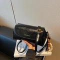 Bolso tipo almohada en cuero negro brillante con correa ancha y adorno de cuentas - Negro con colgante