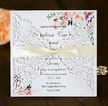 Partecipazione di nozze laser cut con busta bianca e fiocco in nastro di raso beige - Bianco