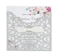 Elegante invitación de boda plateada brillante con lazo blanco e inserto floral - Plata Brillante