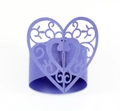 Détail du rond de serviette en papier lilas découpé au laser avec motif de cœur - Bleu Saphir