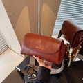 Bolso vintage de cuero marrón rojizo con correa tejida y colgante decorativo - Marrón con colgante