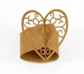 Détail du rond de serviette en papier kraft découpé au laser avec motif de cœur - Papier kraft