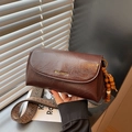Bolso bandolera retro marrón oscuro con colgante de cuentas de madera y correa étnica - Café con Colgante