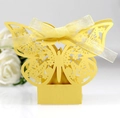 Detail der gelben lasergeschnittenen Schmetterling-Geschenkbox mit Schleife und Sternen - Goldgelb
