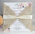 Dettaglio dell'invito di nozze glitter oro tagliato al laser con fiocco di raso e fiori - Oro Rosa Scintillante
