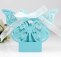 Makroaufnahme der hellblauen lasergeschnittenen Geschenkbox mit eleganter weißer Schleife - Türkisblau